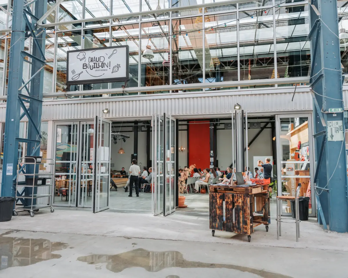 Entrée et grande halle vitrée d'un lieu d'événement d'entreprise, repérées par le photographe avant l'arrivée des participants