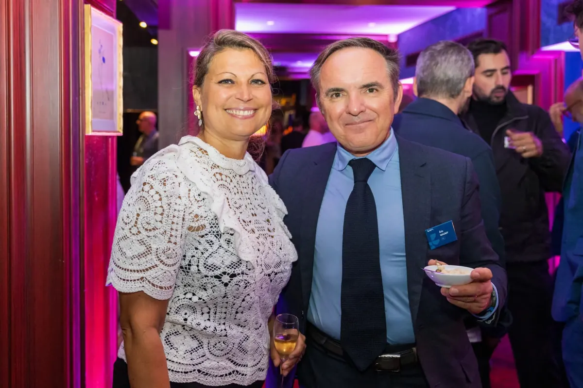 Deux invités posant en basse lumière lors d'une soirée d'entreprise, exemple des contraintes du format gala