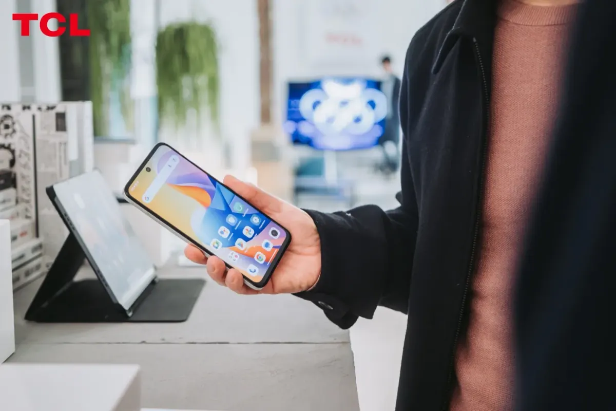 Prise en main du produit par un invité lors d'un lancement, produit lisible au premier plan