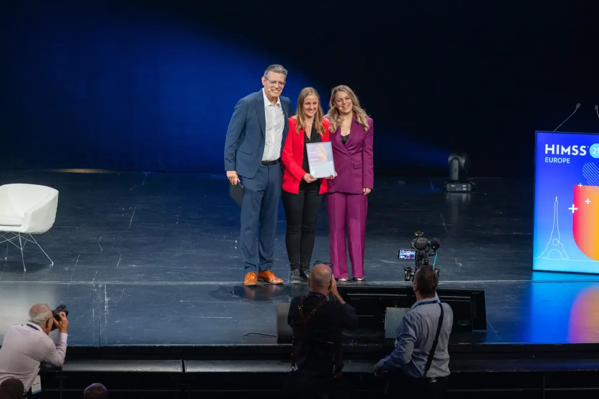 Lauréats sur scène recevant leur trophée lors d'une soirée d'entreprise, groupe net sous les projecteurs