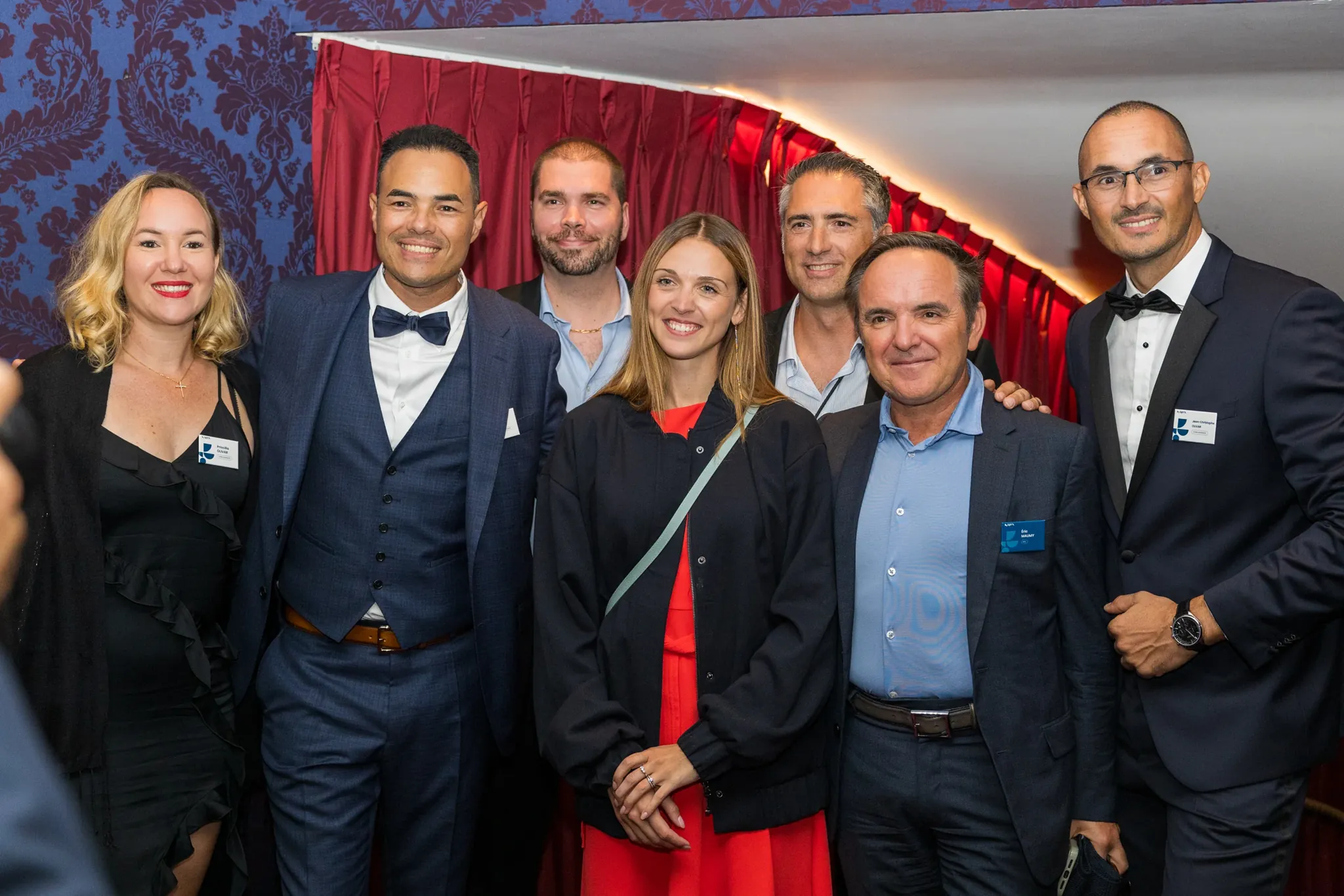 Groupe de collaborateurs posé et resserré lors d'une soirée d'entreprise, exemple de photo d'équipe réussie sans effet photo de classe