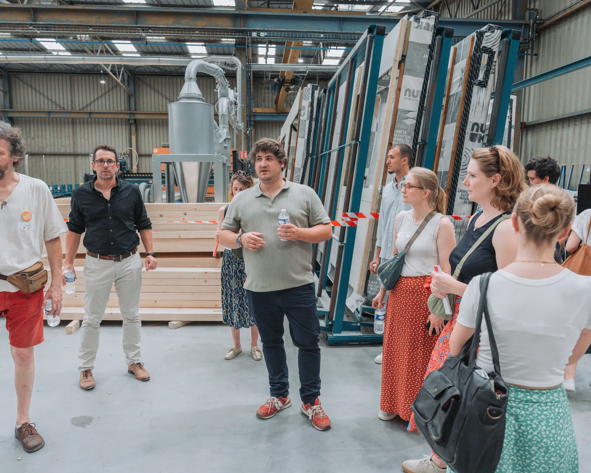 Groupe suivi par le photographe pendant une visite d'atelier lors d'un événement d'entreprise