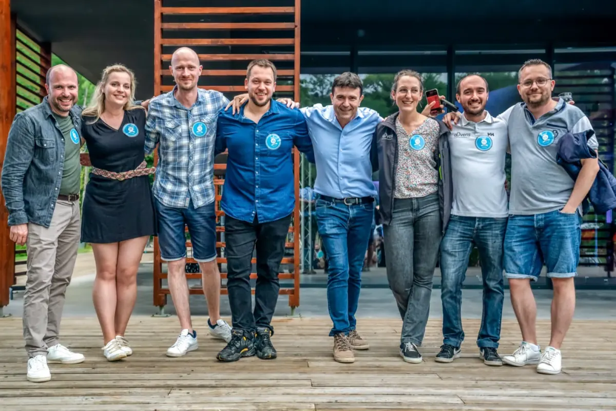 Équipe posée en ligne à l'issue d'un team building, plan valorisant pour le site carrières et LinkedIn