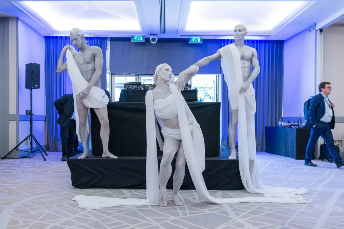 Performance de statues vivantes lors d'une soirée d'entreprise