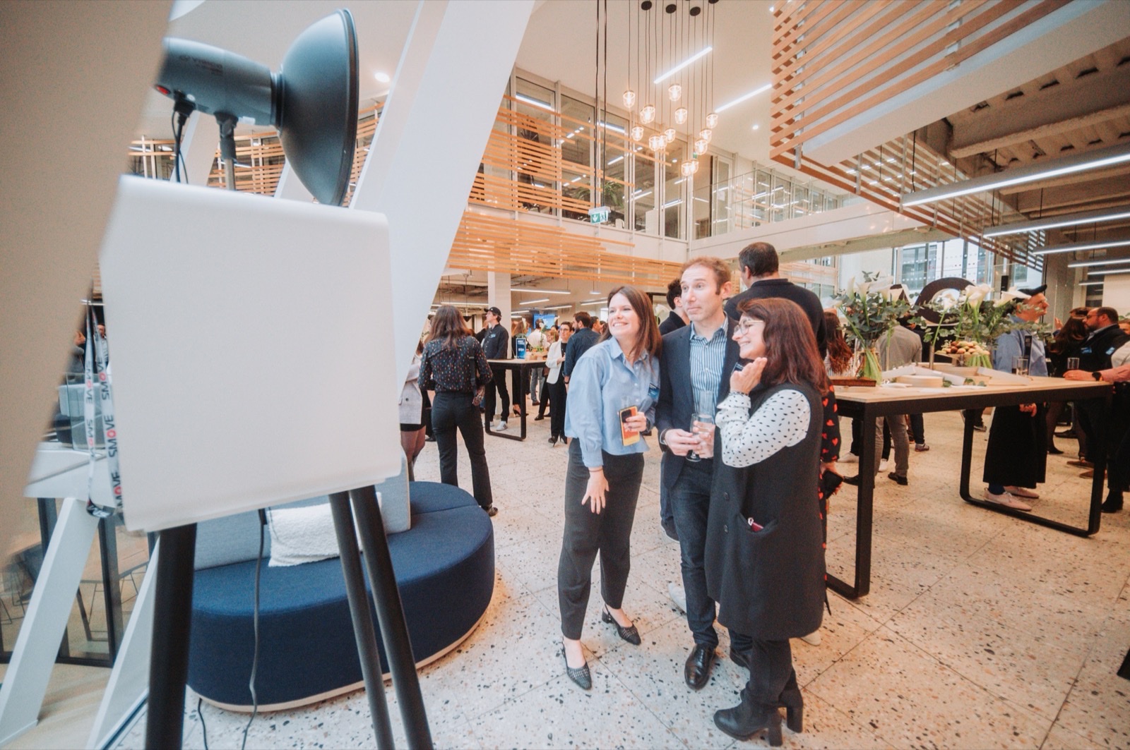 Invités posant devant la borne photobooth pendant une soirée d'entreprise