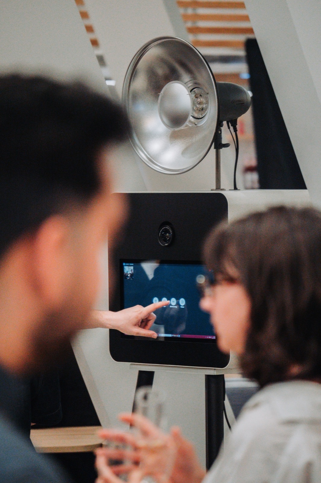 Écran tactile d'une borne photobooth avec flash professionnel lors d'un événement d'entreprise